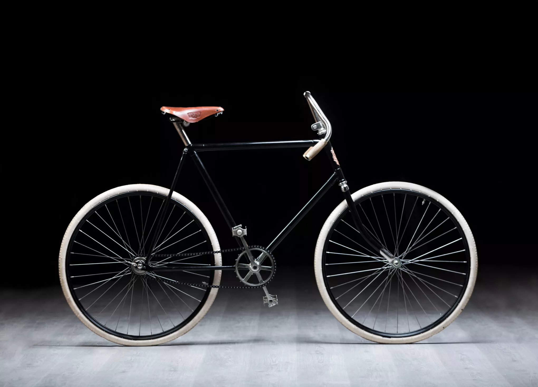 cycling-fan-starts-letape-du-tour-on-a-replica-of-120-year-old-slavia-bicycle
